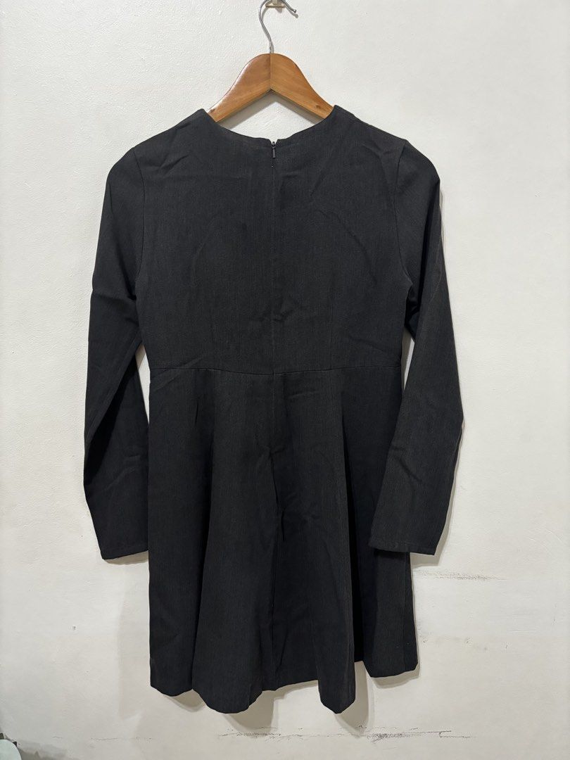 G2000 Dark Gray Long Sleeve Dress (Category: Dresses) located in Makati City. Submitted by maqui0730 (Listing ID 1467035398, Image 2). Description: - Brand: G2000 - Color: Dark Gray - Size: 5 (tag attached near collar) - Design: Long sleeves, crew neckline, fitted bodice, and flared skirt - Closure: Convenient back zipper - Versatility: Ideal for office wear, corporate events, or casual outings.