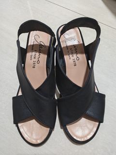 (Category: ) located in . Submitted by fashionistatrove (Listing ID 1467106025, Image 1). Description: .