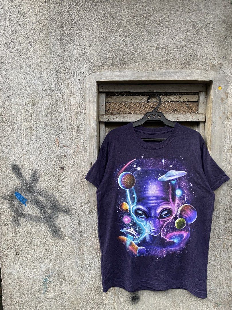 galaxy alien (Category: Tshirts & Polo Shirts ) located in Naga. Submitted by oldstuffed.vtg-07 (Listing ID 1467078471, Image 1). Description: alien galaxy 20/28 medium-large w/ side seam excellent condition no flaws ₱500 shipped.