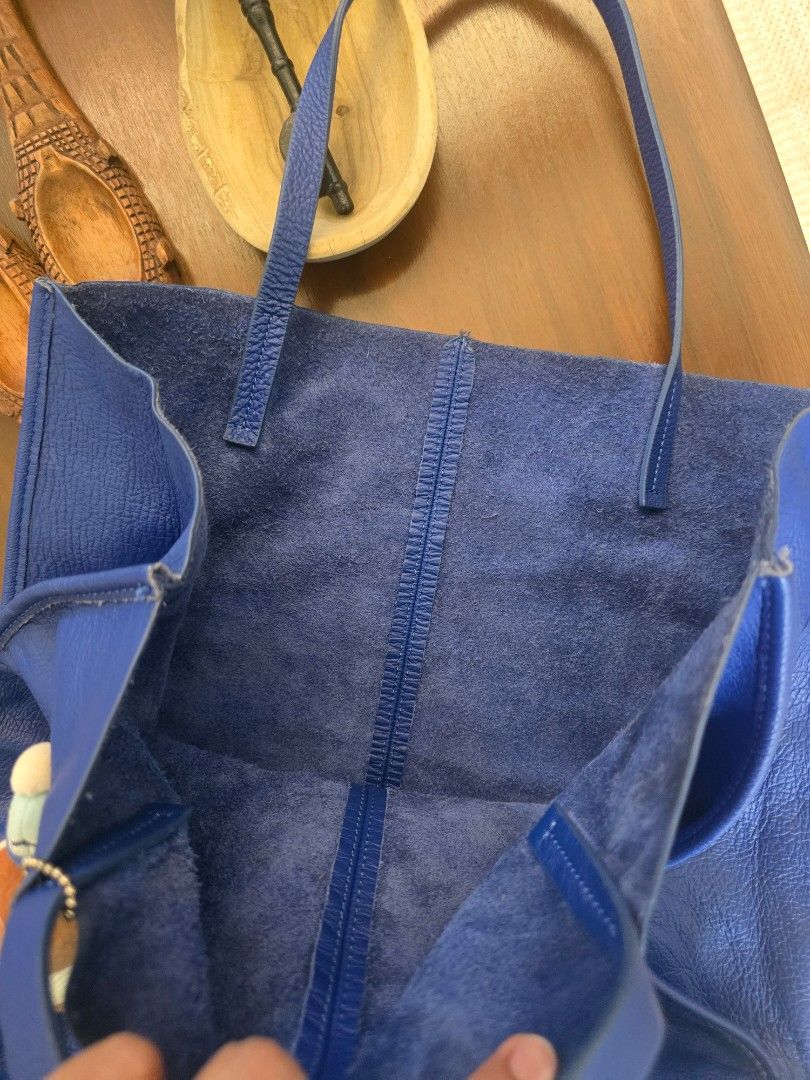 Gap Blue Leather Tote Bag (Category: Tote Bags) located in Davao. Submitted by moodsale (Listing ID 1467026152, Image 3). Description: Vibrant royal blue Gap leather tote bag featuring double hand straps, a spacious raw interior. Perfect everyday pop of color! Charm not included.