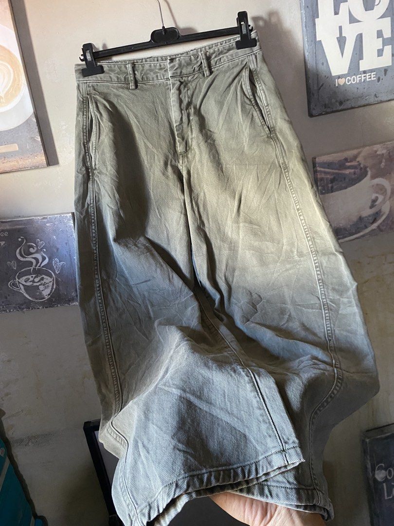 GAP Olive Green Utility Pants (Category: Jeans) located in Manila. Submitted by thrifttothecity (Listing ID 1467139170, Image 3). Description: GAP BARREL PANTS 28-30 x 38 hem 9 Excellent condition Need wash only.