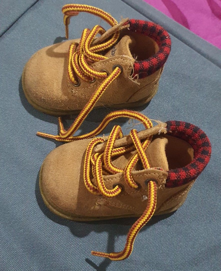 Gerber Baby Boots Tan Size 2 (P230 nalang) (Category: Babies & Kids Fashion) located in Castillejos. Submitted by hornets0000 (Listing ID 1467092763, Image 2). Description: DESCRIPTION: Preloved Gerber Baby Hiking Boots for Baby Boy/Girl 💰 Price: ₱220 (Slightly negotiable para sa sure buyer!) ✨ Condition: Napakaganda pa ng kondisyon. Malinis ang tela, kitang-kita pa ang brand, at walang pudpod sa suwelas. Tingnan ang mga larawan para sa actual c