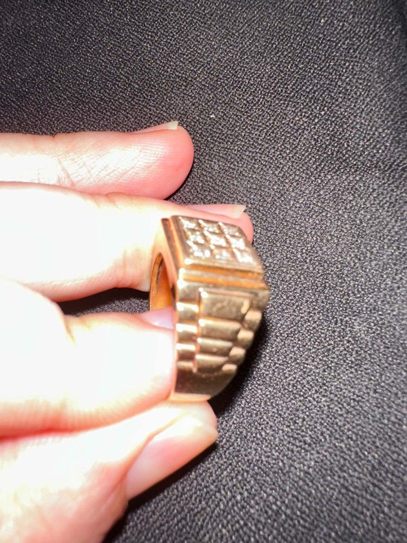 Gold Diamond Cluster Signet Ring (Category: Jewelry) located in Las Pinas. Submitted by calmwolf_2a8740 (Listing ID 1467167117, Image 3). Description: - Material: Gold signet ring - Stone: Cluster of 9 secure small diamonds in a square face - Design: Unique textured link pattern along the sides of the band - Feel: Substantial, heavy weight with classic styling - Condition: Clean metal and stones in excellent shape - Size 9. Unisex fit - 6.85 gram