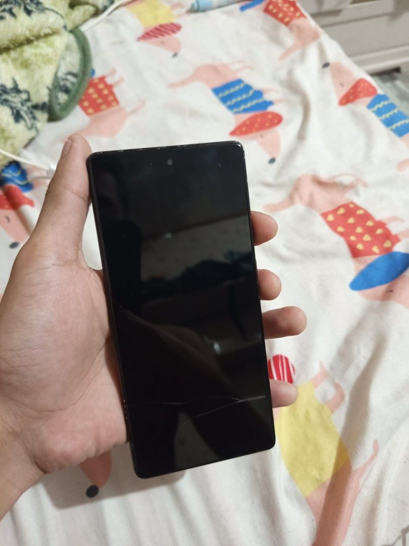 Google Pixel 6 (8/128) (Category: Google Pixel) located in Manila. Submitted by jaxxhaven_ (Listing ID 1467125115, Image 2). Description: issue may onting crack glass sa screen pero no ghost touch, may crack din sa back cover fp not working.