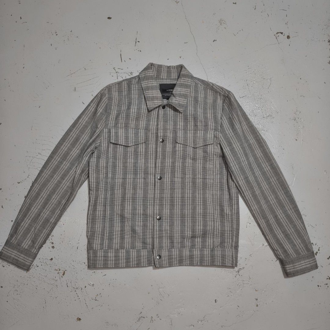 Gray Button Up Plaid Shirt Jacket (Category: Coats, Jackets and Outerwear) located in Valencia. Submitted by ajax.arrow (Listing ID 1467103882, Image 1). Description: 21 x 25 (Medium).
