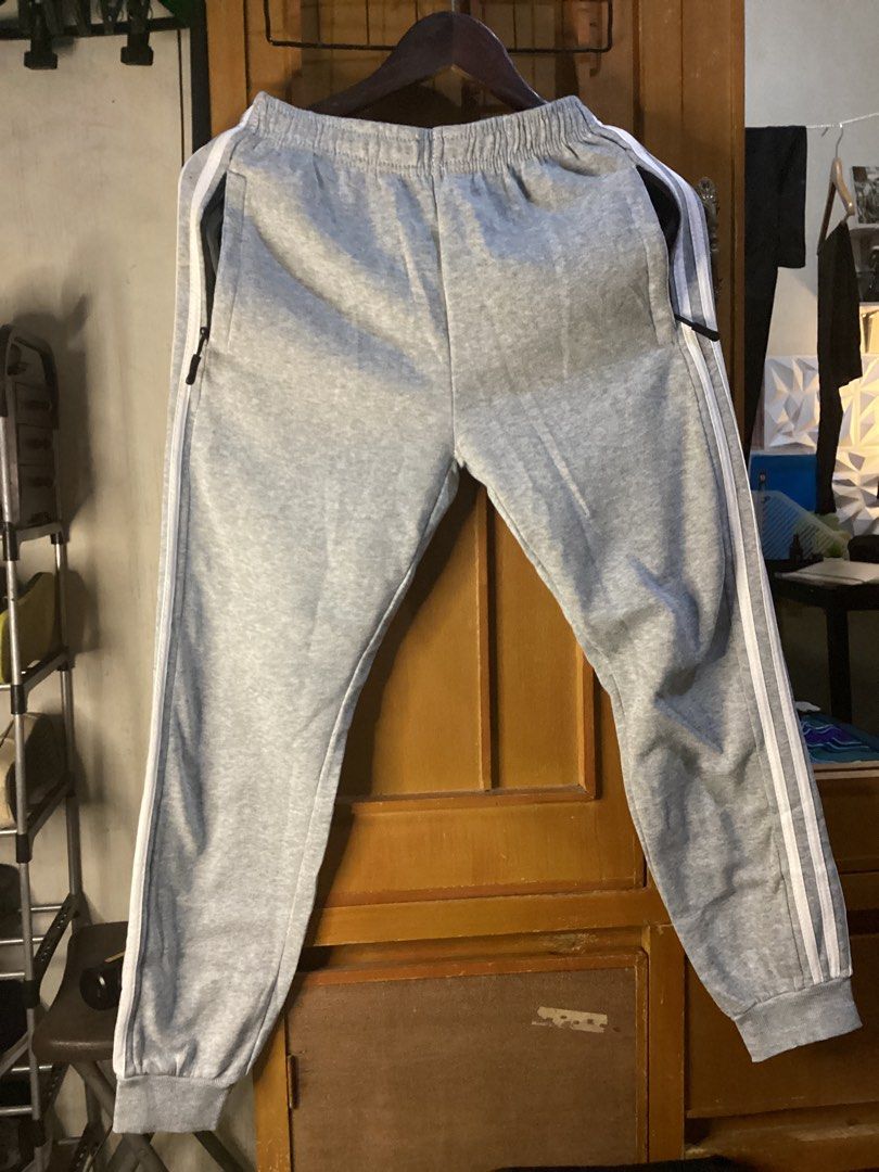 -COD Available- Grey Joggers Sweatpants with White Side Stripes (Category: Joggers) located in San Miguel. Submitted by jsibarra (Listing ID 1467069467, Image 1). Description: Jogging Pants (Light Gray) Length: 35inches 💵 70 - Pockets: Two secure side pockets with black zippers Meetup around San Miguel Bulacan Metro Bayan Delivery via J&T (Buyer shoulders shipping fee) .