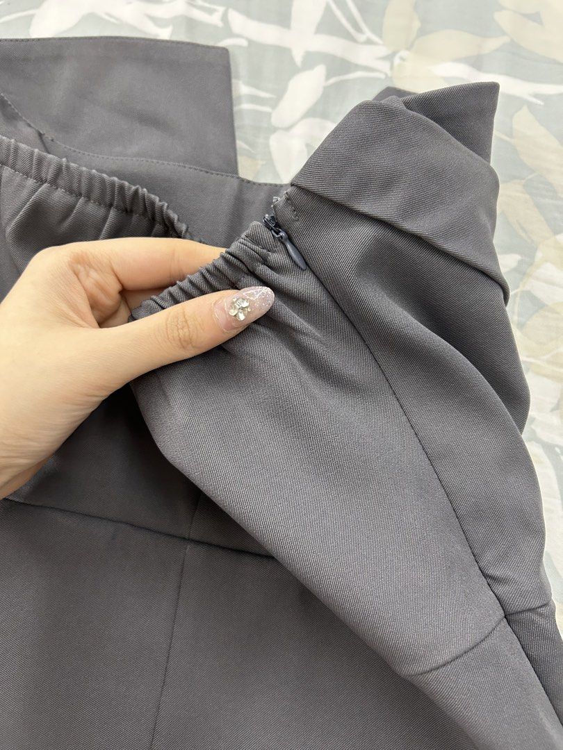 Grey tube top (Category: Others Tops) located in Pasig City. Submitted by chloelovespink (Listing ID 1467002895, Image 3). Description: ‼️Wore once, super good condition MOP: GCASH/BPI MOD: GRAB/LALAMOVE/JNT/LBC Message for more information Buyer should shoulder delivery fee.
