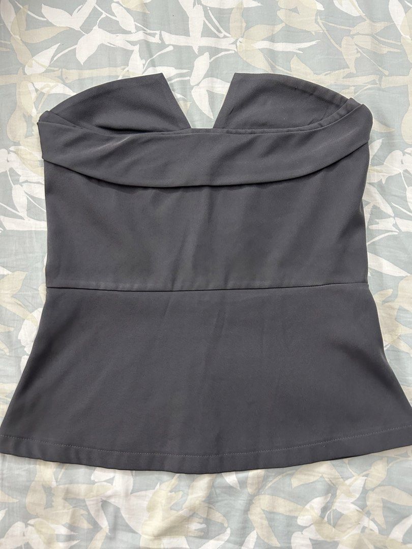 Grey tube top (Category: Others Tops) located in Pasig City. Submitted by chloelovespink (Listing ID 1467002895, Image 1). Description: ‼️Wore once, super good condition MOP: GCASH/BPI MOD: GRAB/LALAMOVE/JNT/LBC Message for more information Buyer should shoulder delivery fee.