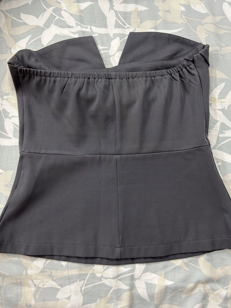 Grey tube top (Category: Others Tops) located in Pasig City. Submitted by chloelovespink (Listing ID 1467002895, Image 2). Description: ‼️Wore once, super good condition MOP: GCASH/BPI MOD: GRAB/LALAMOVE/JNT/LBC Message for more information Buyer should shoulder delivery fee.