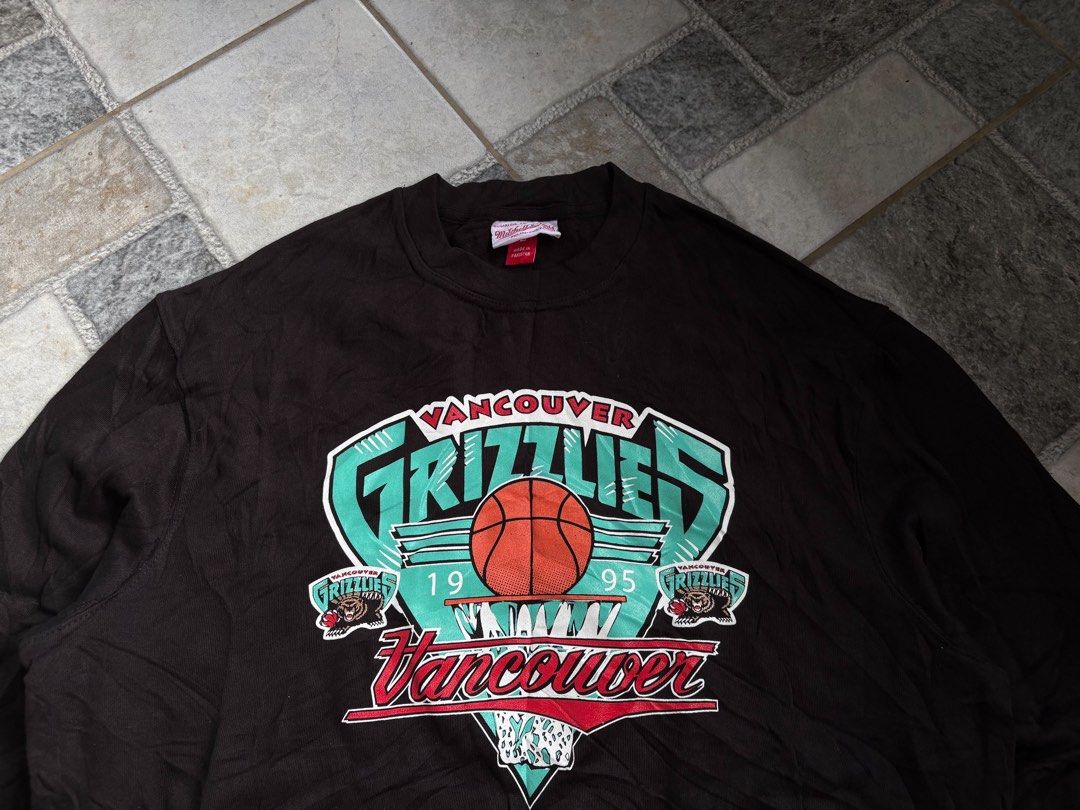 Grizzly Vancouver Crewneck (Category: Coats, Jackets and Outerwear) located in Manila. Submitted by nofits.garments (Listing ID 1467091243, Image 3). Description: Grizzly Vancouver Crewneck Large Width 23 Length 28.5 Good as new No issue.