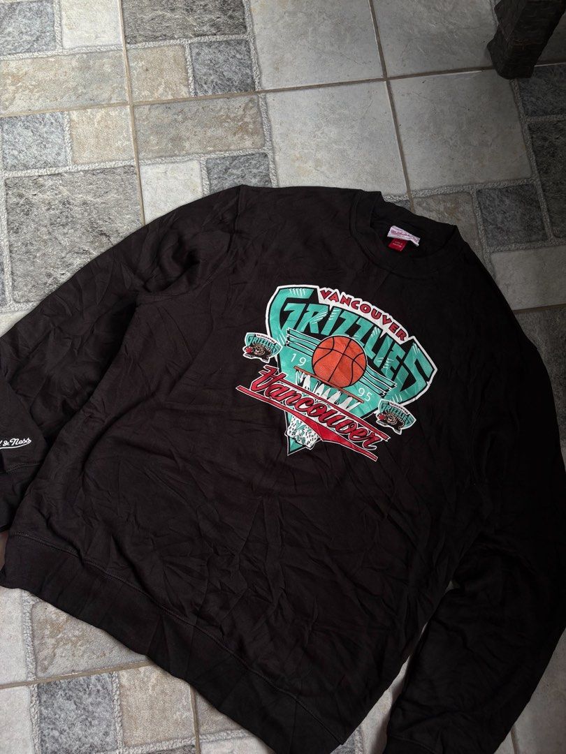 Grizzly Vancouver Crewneck (Category: Coats, Jackets and Outerwear) located in Manila. Submitted by nofits.garments (Listing ID 1467091243, Image 2). Description: Grizzly Vancouver Crewneck Large Width 23 Length 28.5 Good as new No issue.