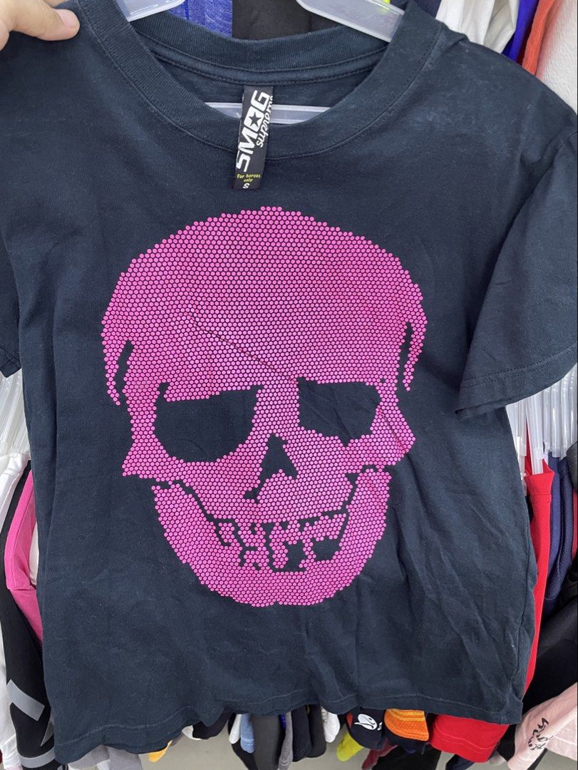 Grunge shirt (Category: Tshirts & Polo Shirts ) located in Lucena. Submitted by riyizthriftz (Listing ID 1467098978, Image 2). Description: Grunge shirt Skull shirt Y2k shirt Size small Good condition Color rate 9/10 .