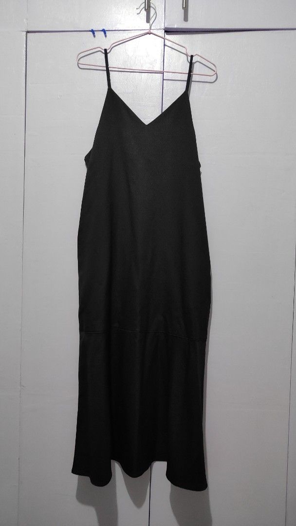 GU Black Spaghetti Strap Midi Dress V-Neck (Category: Dresses) located in Bacolor. Submitted by annjjjjj (Listing ID 1467104757, Image 1). Description: - Color: Classic Black - Style: Midi length with a sleek straight cut - Details: V-neckline, thin spaghetti straps, and a stylish paneled seam near the hem - Fabric: Smooth finish, comfortable and lightweight - Versatility: Easy to dress up with heels or keep casual with sneakers - Condition: Exce
