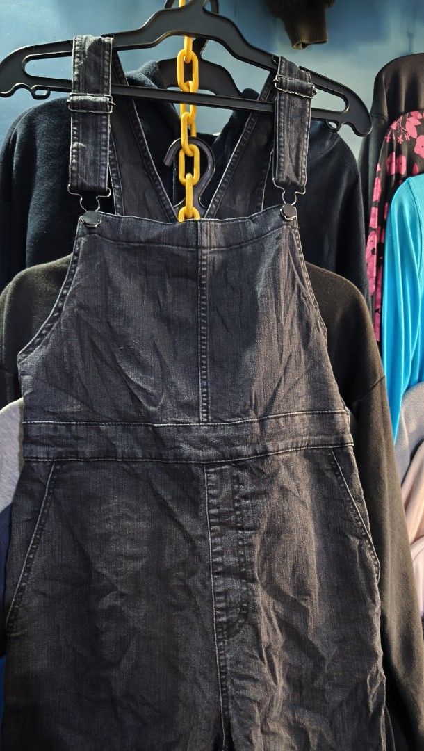 GU Dark Wash Denim Overalls Size L (Category: Jumpsuits) located in La Paz. Submitted by carou89146 (Listing ID 1467082149, Image 1). Description: - Brand: GU - Item: Denim Overalls - Color/Wash: Dark Wash - Size: L (Tag attached, brand new) - Material: 80% cotton, 18% polyester, 2% polyurethane - Features: Adjustable straps with metal buckles, front bib pocket, and side pockets - Fit: Flared leg cut - Condition: Brand new with tags, great for ca