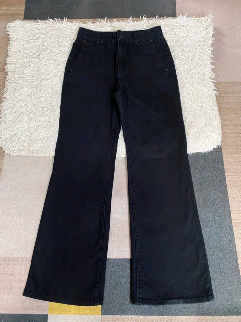 GU HIGHWAISTED FLARE JEANS (L) (Category: Jeans) located in Manila. Submitted by jpnbrandedcollection (Listing ID 1466981293, Image 1). Description: GU HIGHWAISTED FLARE JEANS SIZE:LARGE ON TAG WAISTLINE 29/31 LENGTH 38 480 ONLY EXCELLENT CONDITION .