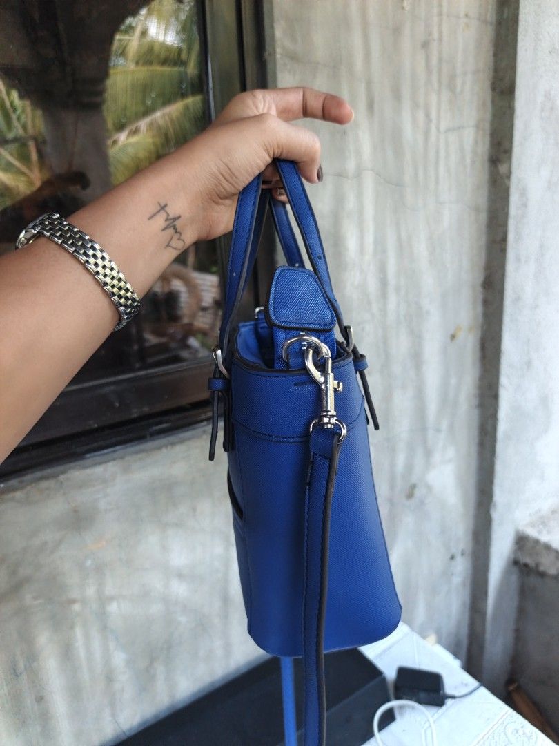 Guess blue sling bag (Category: Cross-body Bags) located in Quezon, Isabela. Submitted by ukay-ukaybylyn (Listing ID 1467166092, Image 3). Description: excellent condition 💯.