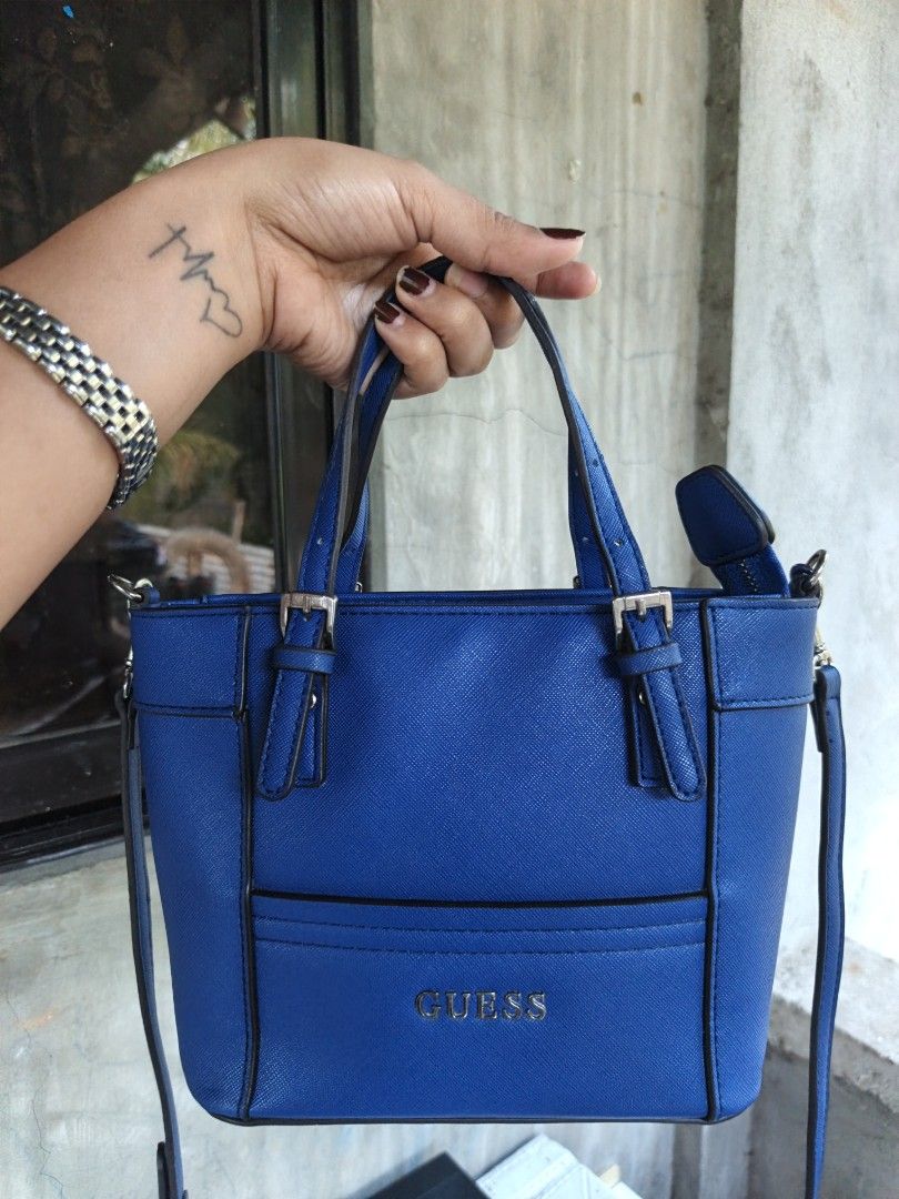 Guess blue sling bag (Category: Cross-body Bags) located in Quezon, Isabela. Submitted by ukay-ukaybylyn (Listing ID 1467166092, Image 1). Description: excellent condition 💯.
