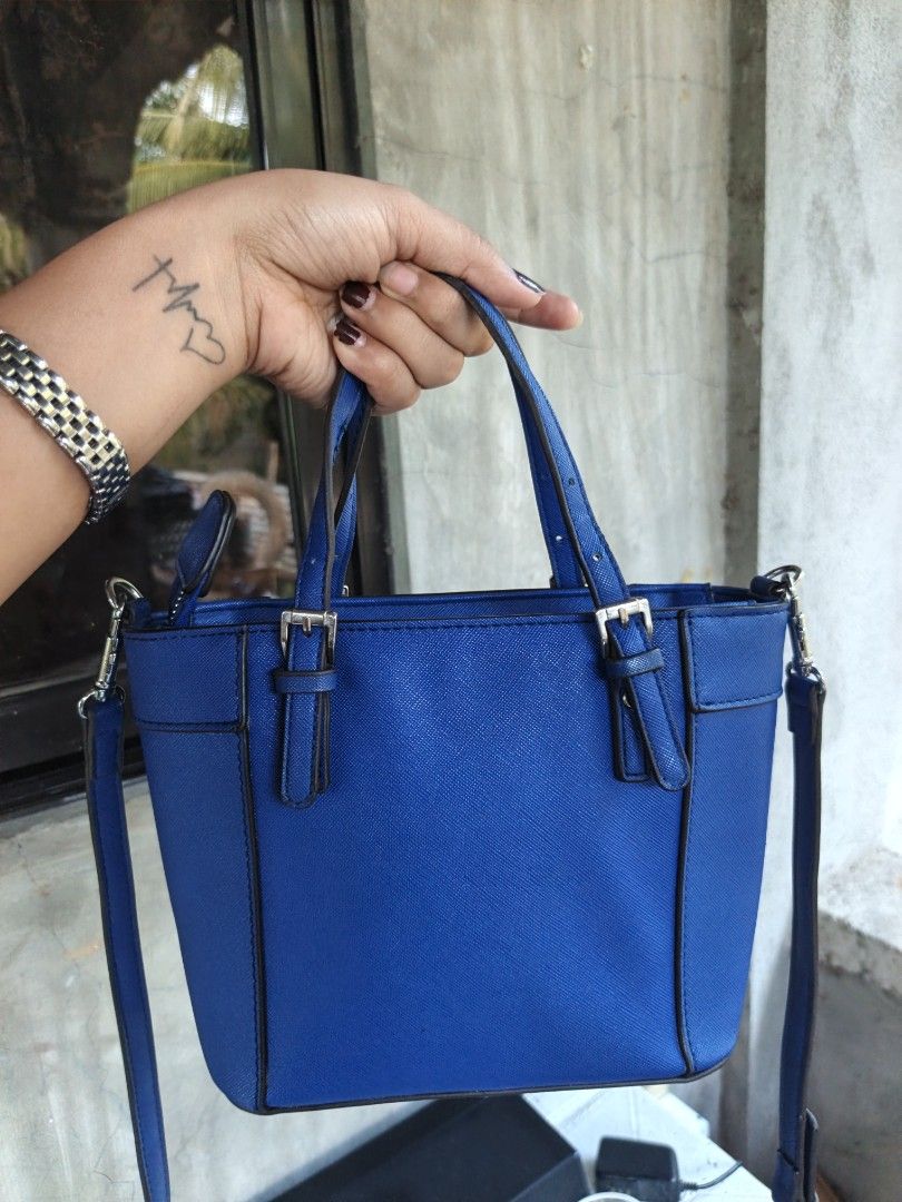 Guess blue sling bag (Category: Cross-body Bags) located in Quezon, Isabela. Submitted by ukay-ukaybylyn (Listing ID 1467166092, Image 2). Description: excellent condition 💯.