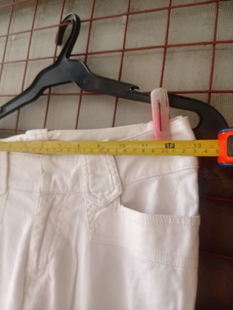 Guess Jeans White Pants (Category: Jeans) located in Paranaque City. Submitted by njtj05 (Listing ID 1466988430, Image 2). Description: 3 for 100 declutter sale.