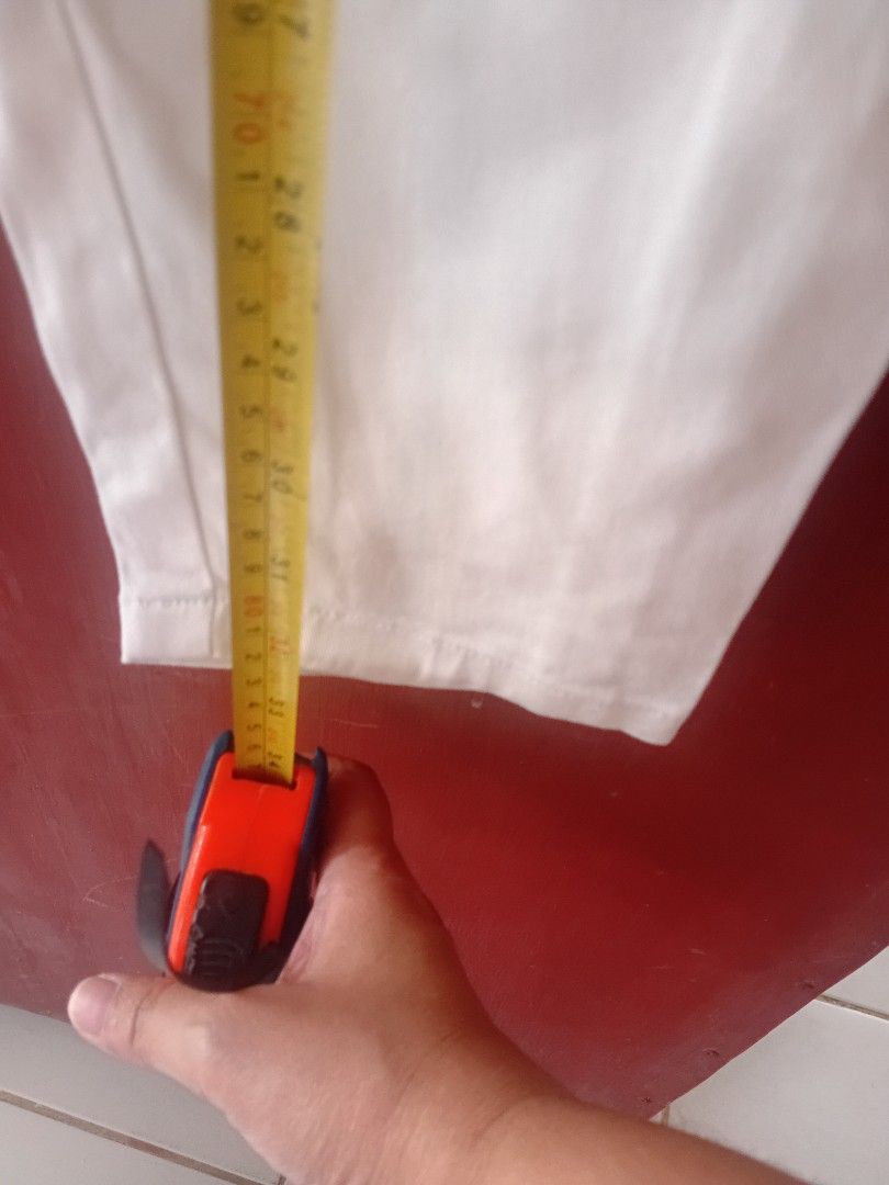 Guess Jeans White Pants (Category: Jeans) located in Paranaque City. Submitted by njtj05 (Listing ID 1466988430, Image 3). Description: 3 for 100 declutter sale.