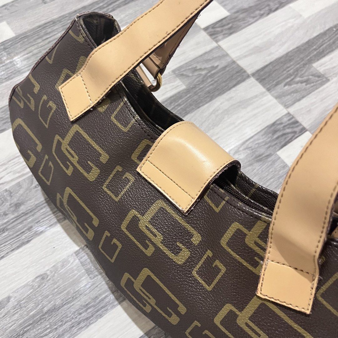 GUESS Monogram Shoulder Bag (Category: Shoulder Bags) located in General Santos City (Dadiangas). Submitted by mschic309 (Listing ID 1466996386, Image 3). Description: pm for interested! 🌸 .