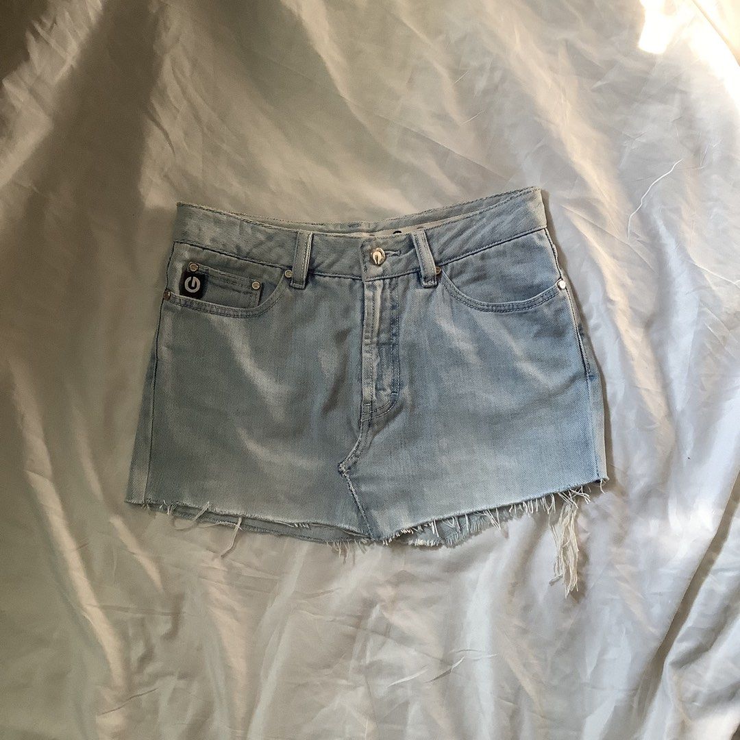 G.V JEANS Denim Mini Skirt (Category: Skirts) located in Cavite. Submitted by kbyshe_catalog (Listing ID 1467102571, Image 1). Description: w: 26-28 l: 11 in. low-waisted/raw hem (tattered) pwedeng tanggalin yung NASA likod na bakal kapag hindi bet.