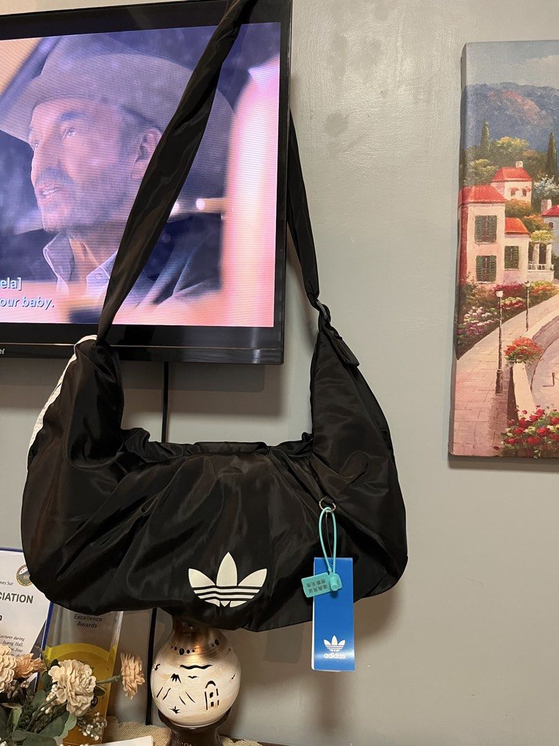 Gym Bag (Category: Cross-body Bags) located in Tabaco. Submitted by debeub (Listing ID 1466975081, Image 2). Description: Perfect pang pickleball With etikita sa loob at YKK zipper at anka engrave yung brand.