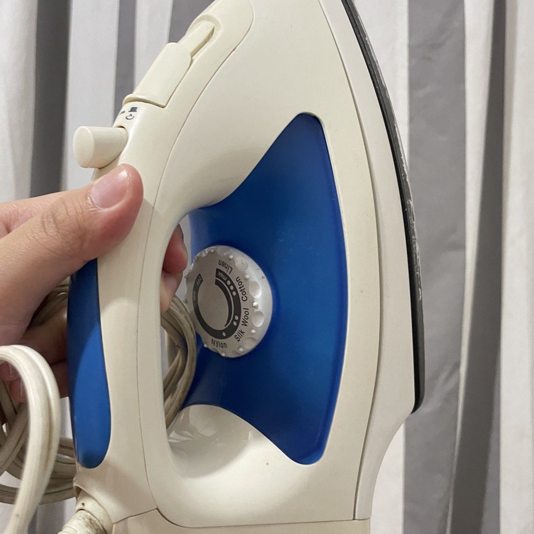 Hanabishi 2-in-1 Iron Steamer (Category: Irons & Steamers) located in Rizal. Submitted by casheworks (Listing ID 1467118394, Image 2). Description: Hanabishi 2-in-1 Iron Steamer - hand-me-down - 7/10 body cosmetics - all modes are fully functional and responsive price: 389 (negotiable, pass sa barat ❌).
