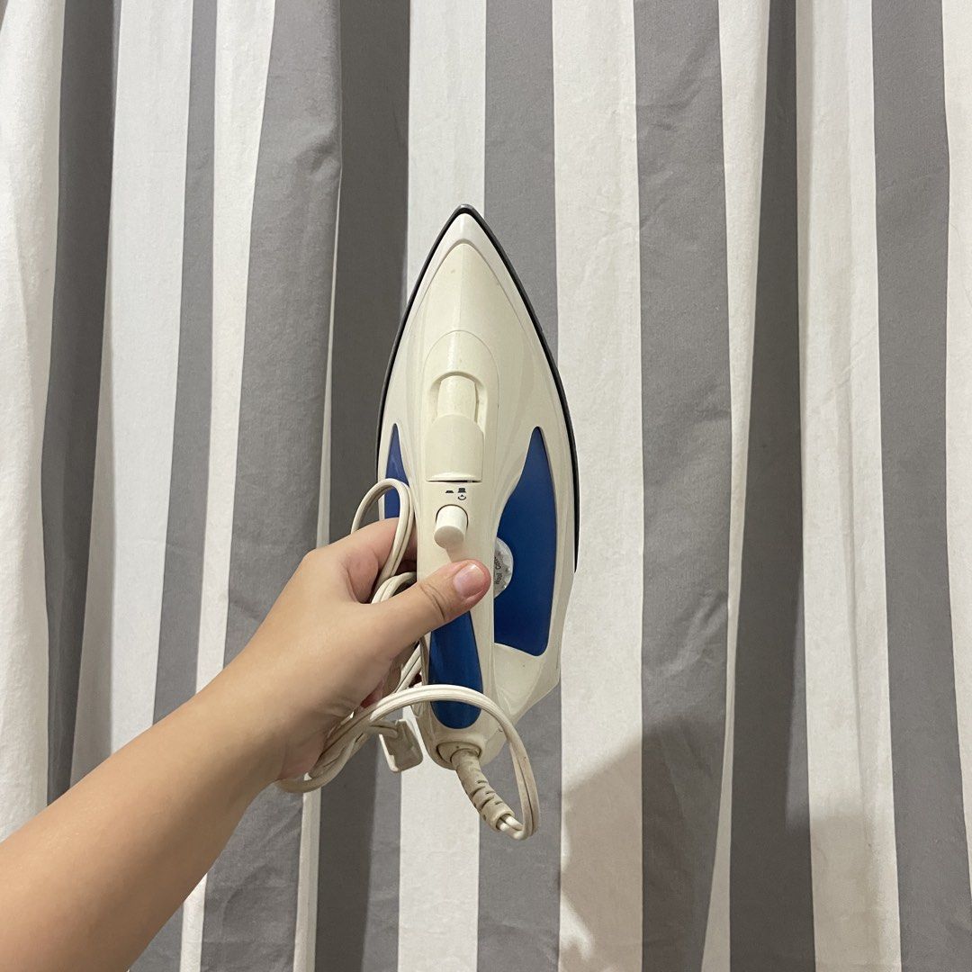 Hanabishi 2-in-1 Iron Steamer (Category: Irons & Steamers) located in Rizal. Submitted by casheworks (Listing ID 1467118394, Image 1). Description: Hanabishi 2-in-1 Iron Steamer - hand-me-down - 7/10 body cosmetics - all modes are fully functional and responsive price: 389 (negotiable, pass sa barat ❌).