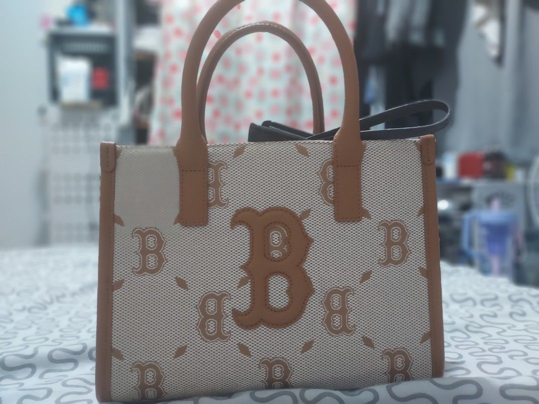 Hand Bag (Category: Tote Bags) located in Quezon City. Submitted by mafiamodel50999 (Listing ID 1467065127, Image 2). Description: No sling,no box location: Fairview payment: Gcash Delivery: Lalamove.
