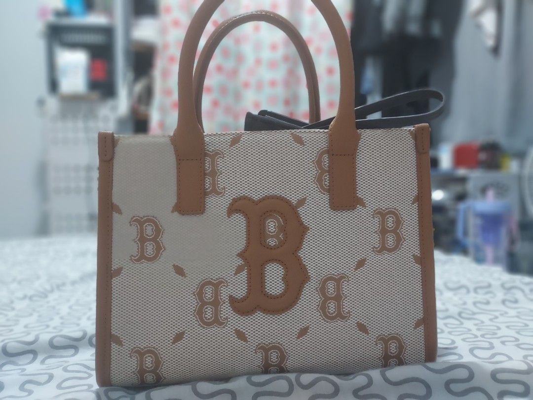 Hand Bag (Category: Tote Bags) located in Quezon City. Submitted by mafiamodel50999 (Listing ID 1467065127, Image 1). Description: No sling,no box location: Fairview payment: Gcash Delivery: Lalamove.