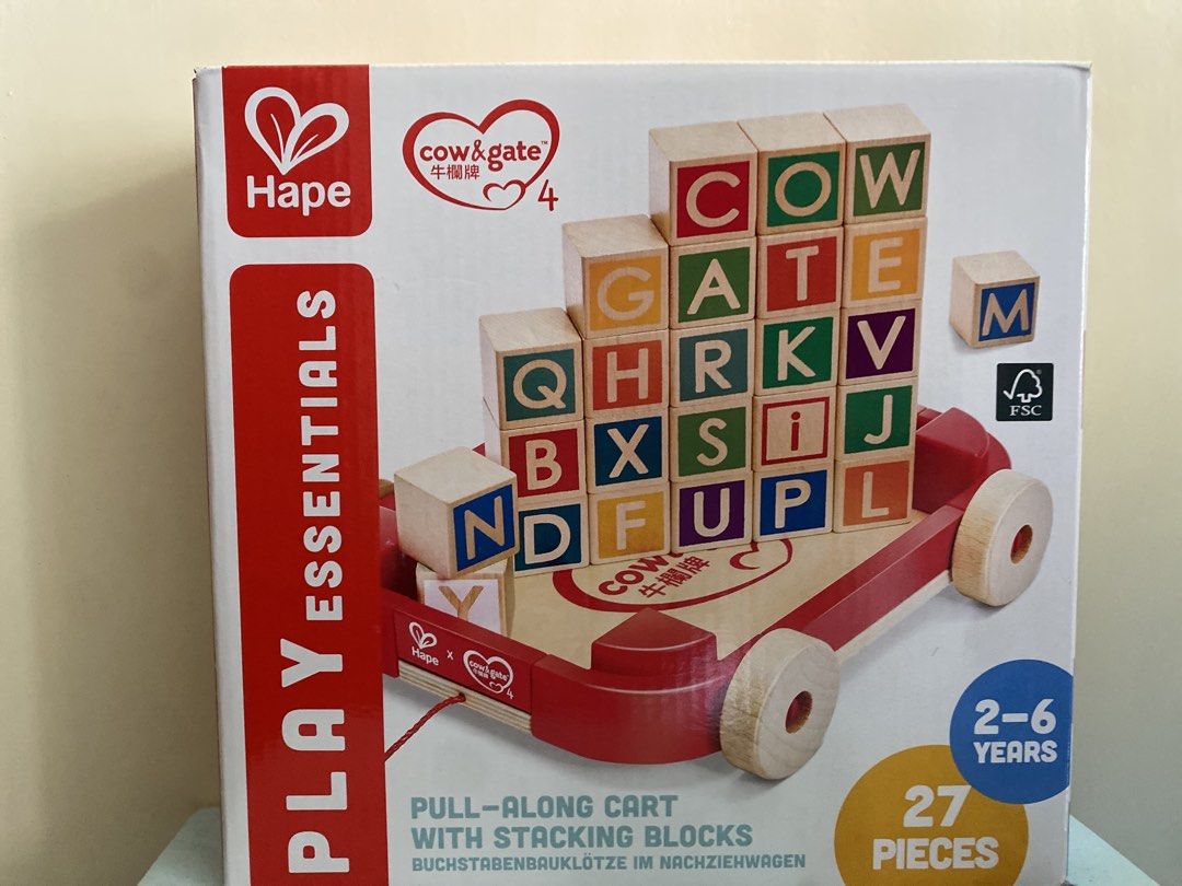 Hape x Cow & Gate 牛欄牌字母積木拉車 （分類：樂高及拼砌組合）位於 Hong Kong。 由 fish088 提交（商品編號 1467065797，圖片 1）。簡介： Hape聯乘牛欄牌嘅字母積木拉車。盒裝齊27件，木製積木有齊英文字母同唔同顏色，仲有部紅色拉車仔畀小朋友拉住玩，適合2至6歲。木製玩具好玩又安全，屋企有小朋友嘅可以睇吓。 大埔交收或順豐到付。