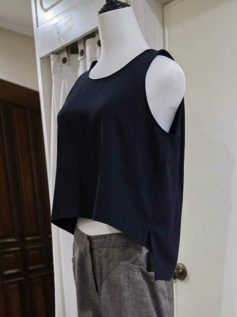 Harlan + Holden top size S (Category: Sleeveless) located in Quezon City. Submitted by sec0nd.st0ry (Listing ID 1466979514, Image 3). Description: - Brand: Harlan + Holden - Size: S - navy blue sleeveless top .