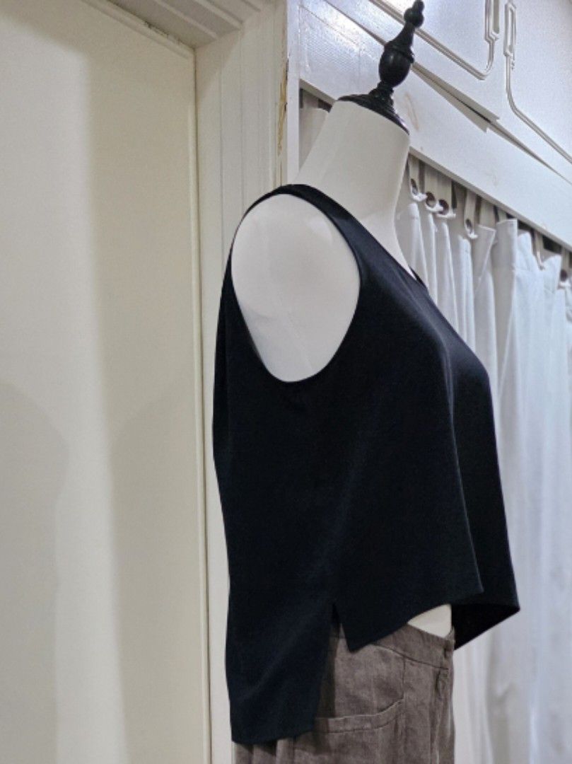 Harlan + Holden top size S (Category: Sleeveless) located in Quezon City. Submitted by sec0nd.st0ry (Listing ID 1466979514, Image 2). Description: - Brand: Harlan + Holden - Size: S - navy blue sleeveless top .