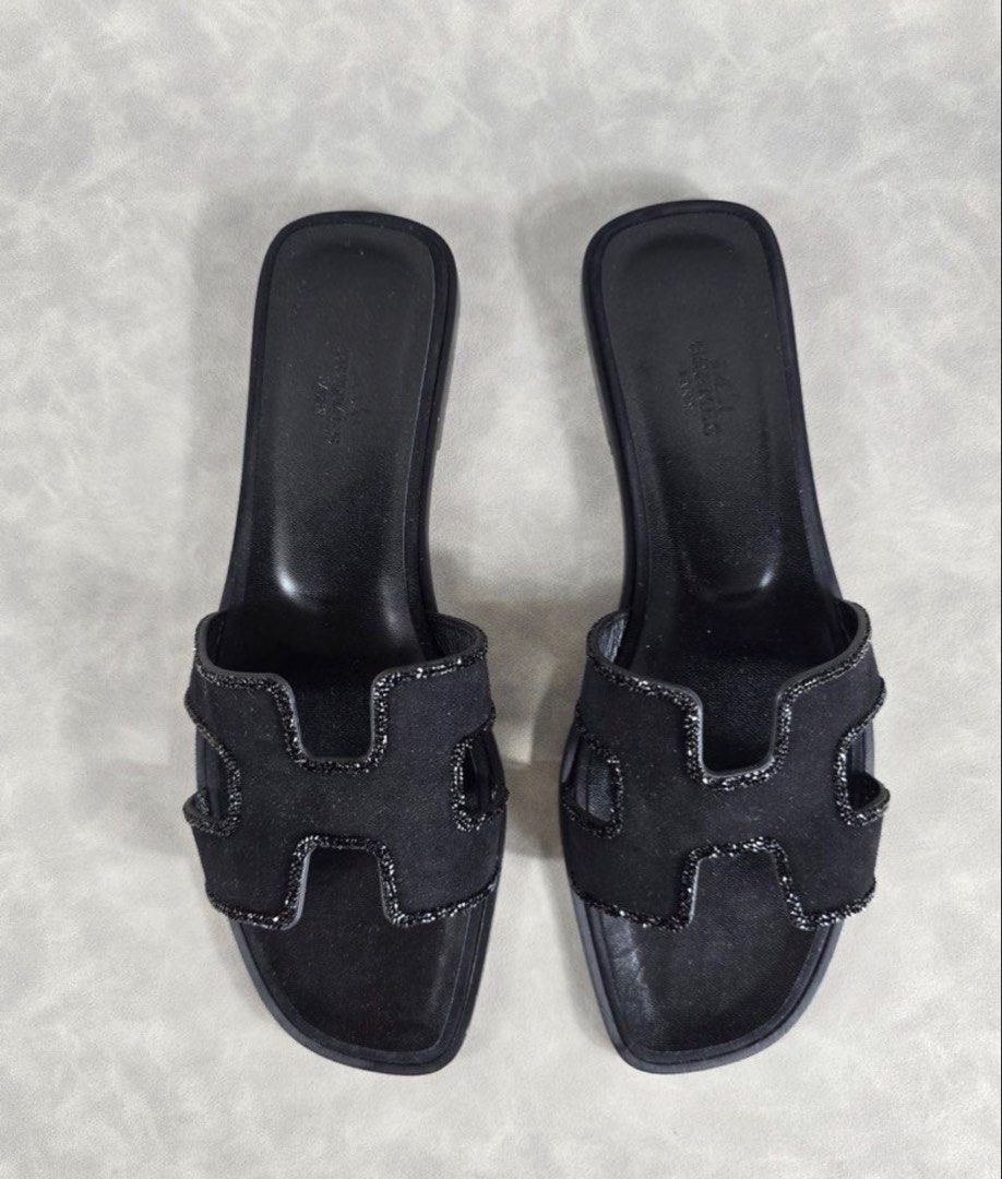 Hermes Black sandals Size 39.5 (Category: Flats & Sandals) located in Manila. Submitted by prelovedwelllove (Listing ID 1467091172, Image 1). Description: Authentic Wrong size for me 39.5 Can fit to narrow feet with the size of 38 or 38.5 No flaw Complete inclusion Valenzuela location .