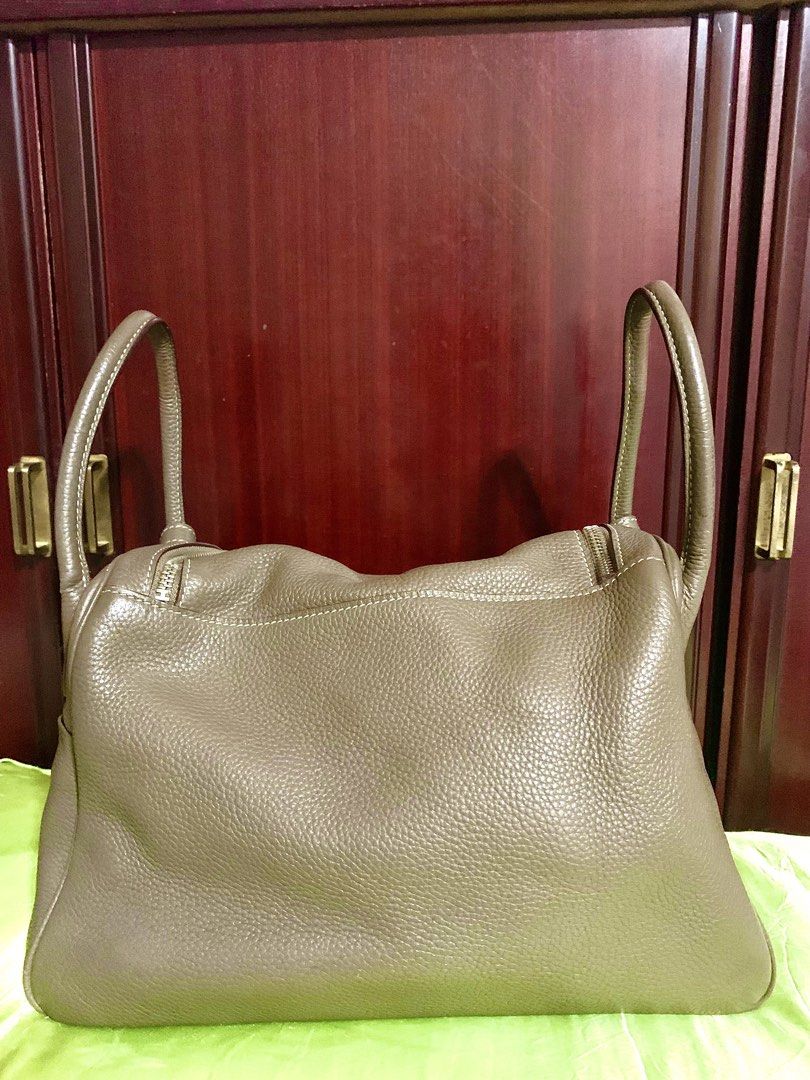 Hermes Lindy 28 (Category: Shoulder Bags) located in General Santos City (Dadiangas). Submitted by h_thrift_luxxe (Listing ID 1467048725, Image 2). Description: Hermes Lindy 28 from Japan Surplus. Coded. Riri zipper. Clemence leather. Super soft leather. Super pretty in person promise. Since its from Surplus, used, second-hand, preloved, manage your expectations. Signs of usage. No crackings. Never sya nabababakbak kahit ilang years. Self authent