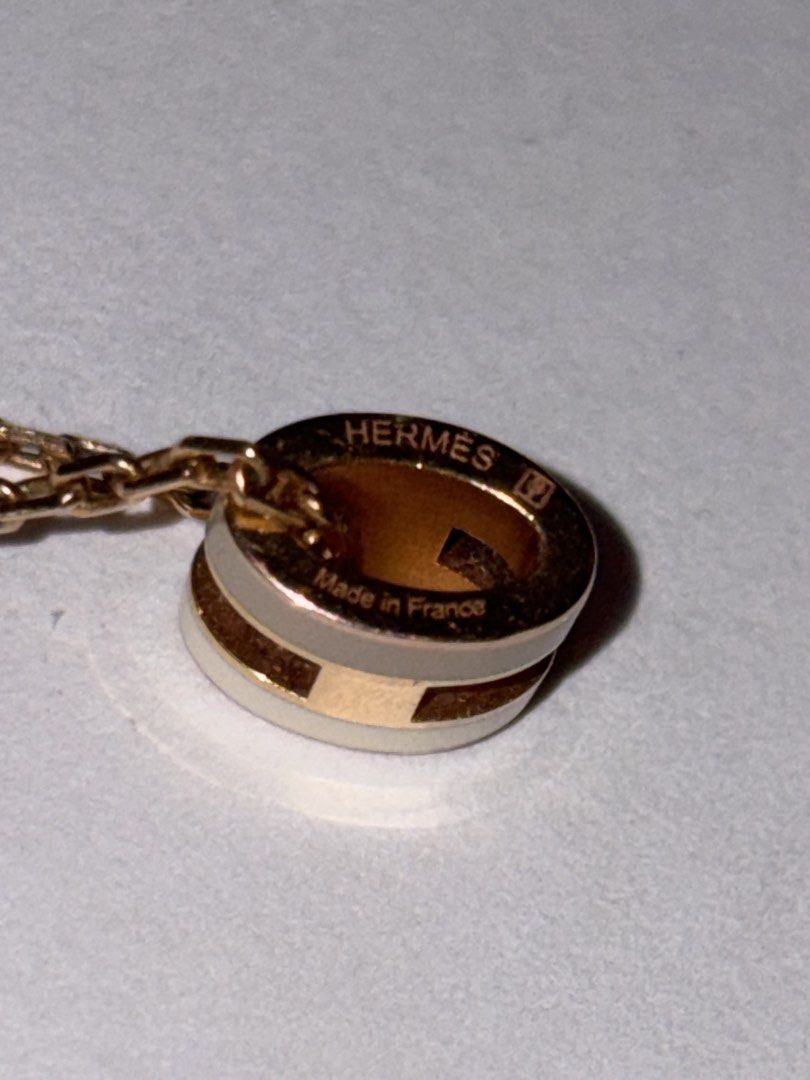 Hermes mini pop h拼色 奶茶/白 （分類：頸鍊）位於 Hong Kong。 由 ananwwlvme 提交（商品編號 1467083301，圖片 7）。簡介： Bought Oct 2025, great for personal use. As shown in photos. Dust bag and necklace insert missing. Receipt & box included. 100% authentic 側邊鋼印有瑕疵。