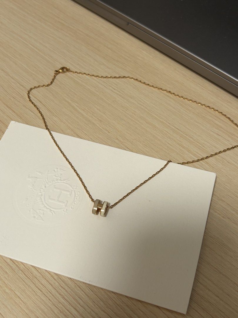 Hermes mini pop h拼色 奶茶/白 （分類：頸鍊）位於 Hong Kong。 由 ananwwlvme 提交（商品編號 1467083301，圖片 2）。簡介： Bought Oct 2025, great for personal use. As shown in photos. Dust bag and necklace insert missing. Receipt & box included. 100% authentic 側邊鋼印有瑕疵。