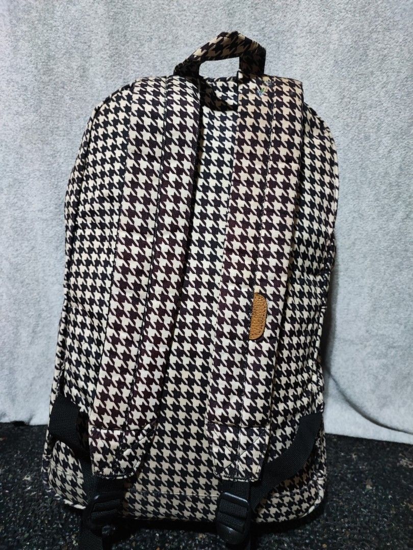 Herschel Backpack (Category: Backpacks) located in Baguio. Submitted by jayrgijc52758 (Listing ID 1466979061, Image 3). Description: Herschel houndstooth design Large size Approx. 24L With laptop compartment In very good condition 1k.