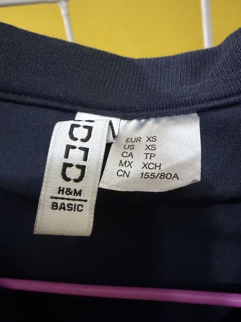H&M Basic Navy Polo Dress XS (Category: Dresses) located in Calamba. Submitted by handpickedbynetty (Listing ID 1467117939, Image 2). Description: - Brand: H&M Basic - Color: Dark Navy Blue - Size: XS - Material: Soft cotton blend jersey - Design: Short sleeves, collared neckline with V-neck placket, fitted knee-length cut - Condition: Easy slip-on style, perfect for casual everyday outfits.