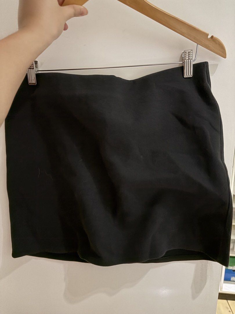 H&M Black Mini Skirt Size L (Category: Skirts) located in Las Pinas. Submitted by sc.moo04 (Listing ID 1467162481, Image 1). Description: - Brand: H&M - Item: Classic Black Skirt - Size: Large - Material: 72% polyester, 23% cotton, 5% elastane (stretchy & comfortable) - measures at 44cm.