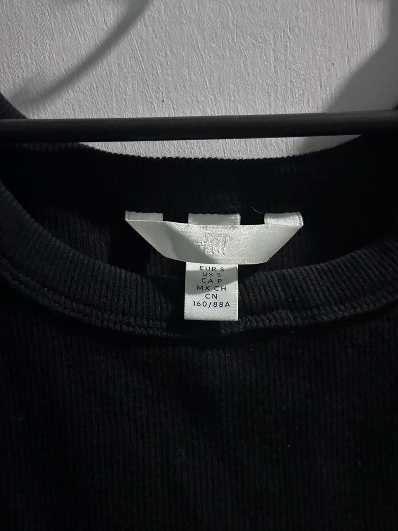 H&M black ribbed tank top (Category: Sleeveless) located in Cavite. Submitted by chicfinds.slay (Listing ID 1467155961, Image 2). Description: Used once only No flaws Good as new/jetblack color no fadings.