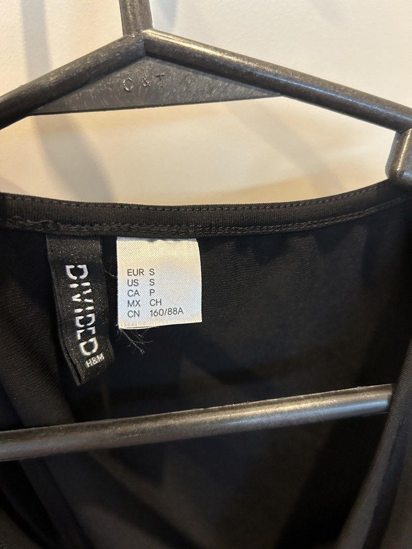 H&M black top (Category: Sleeveless) located in Pasig City. Submitted by chloelovespink (Listing ID 1467004345, Image 2). Description: ‼️brand new, never worn MOP: GCASH/BPI MOD: GRAB/LALAMOVE/JNT/LBC Message for more information Buyer should shoulder delivery fee .