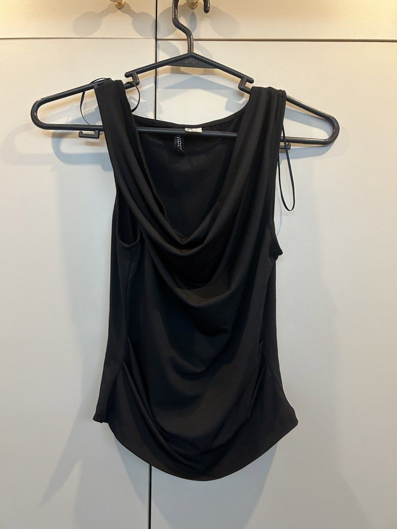 H&M black top (Category: Sleeveless) located in Pasig City. Submitted by chloelovespink (Listing ID 1467004345, Image 1). Description: ‼️brand new, never worn MOP: GCASH/BPI MOD: GRAB/LALAMOVE/JNT/LBC Message for more information Buyer should shoulder delivery fee .