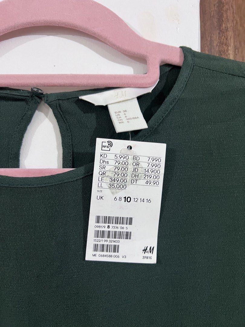 H&M Blouse (Category: Blouses) located in Bacoor. Submitted by pktd10 (Listing ID 1466973541, Image 2). Description: .