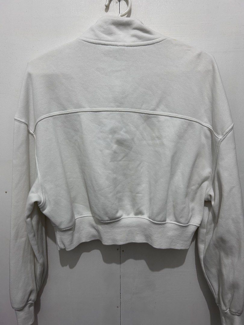 h&m cropped sweater - active wear (Category: Coats, Jackets and Outerwear) located in Manila. Submitted by ally1113 (Listing ID 1467106268, Image 3). Description: On tag: Medium Cropped Style - Activewear Sweater Og price: 995 Selling it for only 300 .