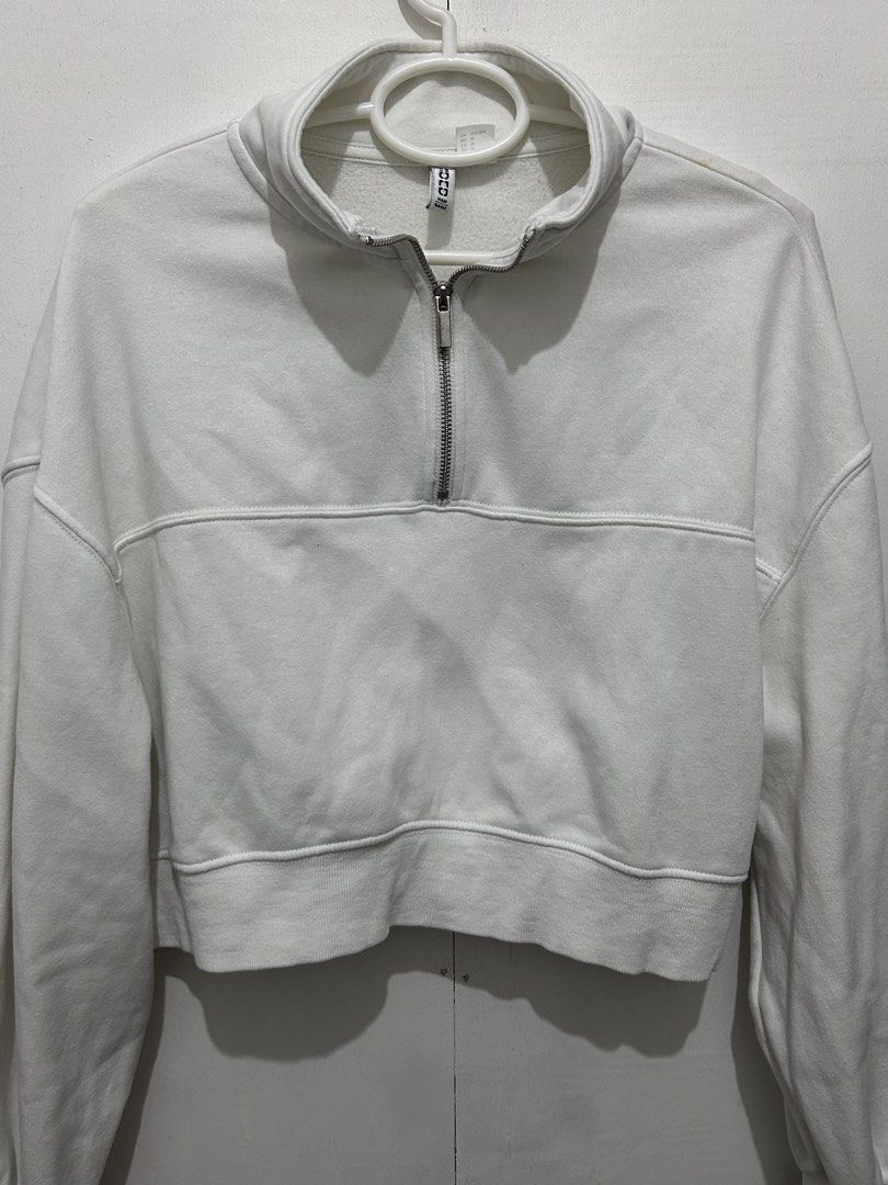 h&m cropped sweater - active wear (Category: Coats, Jackets and Outerwear) located in Manila. Submitted by ally1113 (Listing ID 1467106268, Image 1). Description: On tag: Medium Cropped Style - Activewear Sweater Og price: 995 Selling it for only 300 .