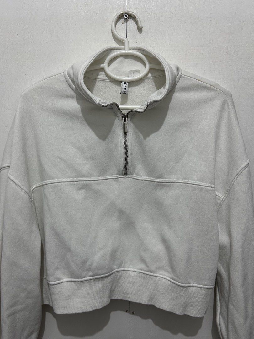 h&m cropped sweater - active wear (Category: Coats, Jackets and Outerwear) located in Manila. Submitted by ally1113 (Listing ID 1467106268, Image 2). Description: On tag: Medium Cropped Style - Activewear Sweater Og price: 995 Selling it for only 300 .