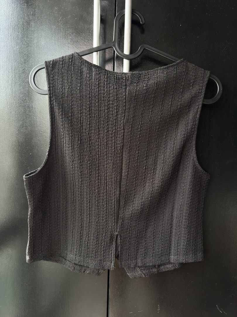H&M Divided Black Textured Button-Front Vest Size M (Category: Sleeveless) located in Makati City. Submitted by rj_0912 (Listing ID 1467164640, Image 2). Description: - Brand/Model: H&M Divided Black Button-Front Vest - Size: Medium (true to size) - Material: Textured fabric - Design: Scoop neckline, sleeveless, dark front buttons, tailored fit, V-shaped front hem - Condition: Great basic piece for layering or solo wear.