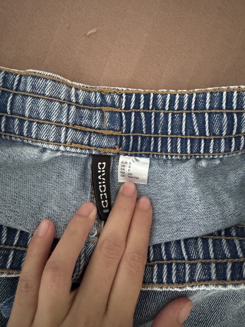 H&M Divided Denim Shorts Size S (Category: Shorts) located in Manila. Submitted by maliwana.gan (Listing ID 1467036518, Image 3). Description: Fits S to M Loc: Tomas Morato, QC Lalamove c/o buyer - Brand: H&M Divided - Size: S - Color/Wash: Light blue denim - Waist: Elastic waistband with adjustable drawstring - Fit: Mid-rise, relaxed cut through the legs - Material: Soft and comfortable classic denim - Condition: Great for casual everyday outfit